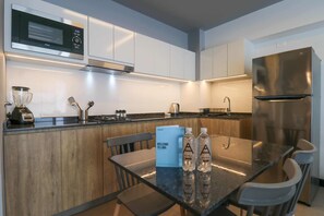 Microondas, horno, placa de cocina, tetera/pava eléctrica