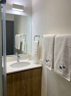 シャワー、ヘアドライヤー、タオル