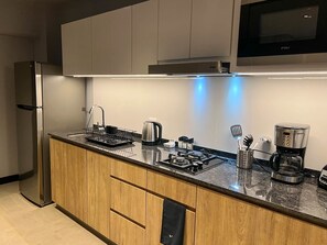 Microondas, horno, placa de cocina y utensilios de cocina