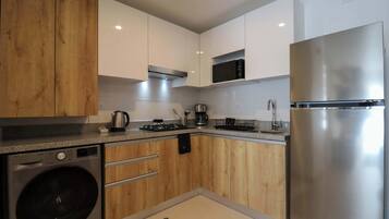 Kühlschrank, Mikrowelle, Ofen, Herdplatte