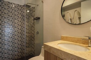 Bruser, hårtørrer, håndklæder