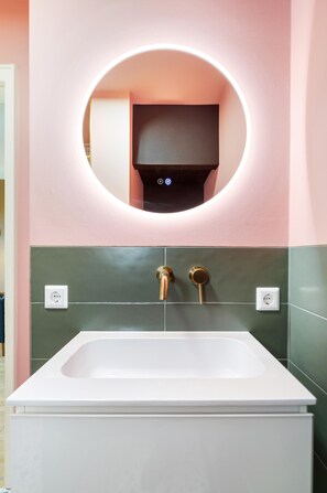 Dusche, Haartrockner, Handtücher