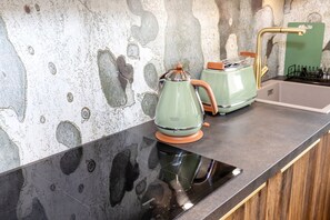 Réfrigérateur, micro-ondes, four, plaque de cuisson