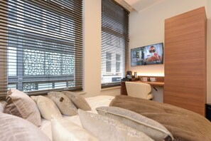 Desk, laptop workspace, free WiFi, bed sheets - Novallure City Centre (The Hague)