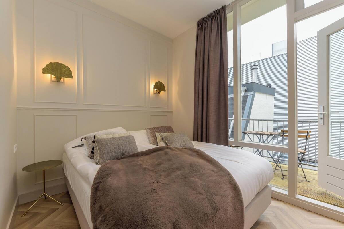 Comfort Room, Balcony