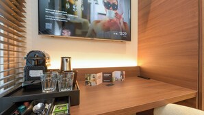Habitación doble, vista a la ciudad | Café y/o cafetera