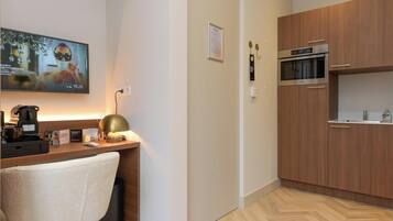 Quarto conforto, sacada | Área de estar | Smart TV