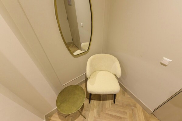 City Room, 1 Queen Bed, Kitchenette | Living area
