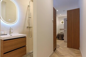 Habitación City, 1 cama de matrimonio, cocina básica | Baño | Ducha, secador de pelo, toallas y jabón