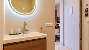 Habitación Confort, balcón | Baño | Regadera, secadora de cabello, toallas, jabón