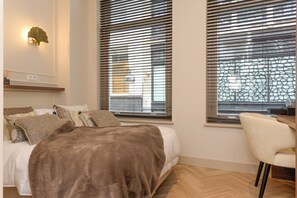 Desk, laptop workspace, free WiFi, bed sheets - Novallure City Centre (The Hague)