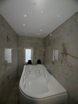 Haartrockner, Bidet, Handtücher, Seife