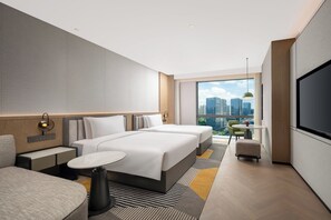 Une chambre d’hôtel moderne équipée d’un grand lit, d’un bureau, d’une chaise et d’un téléviseur.