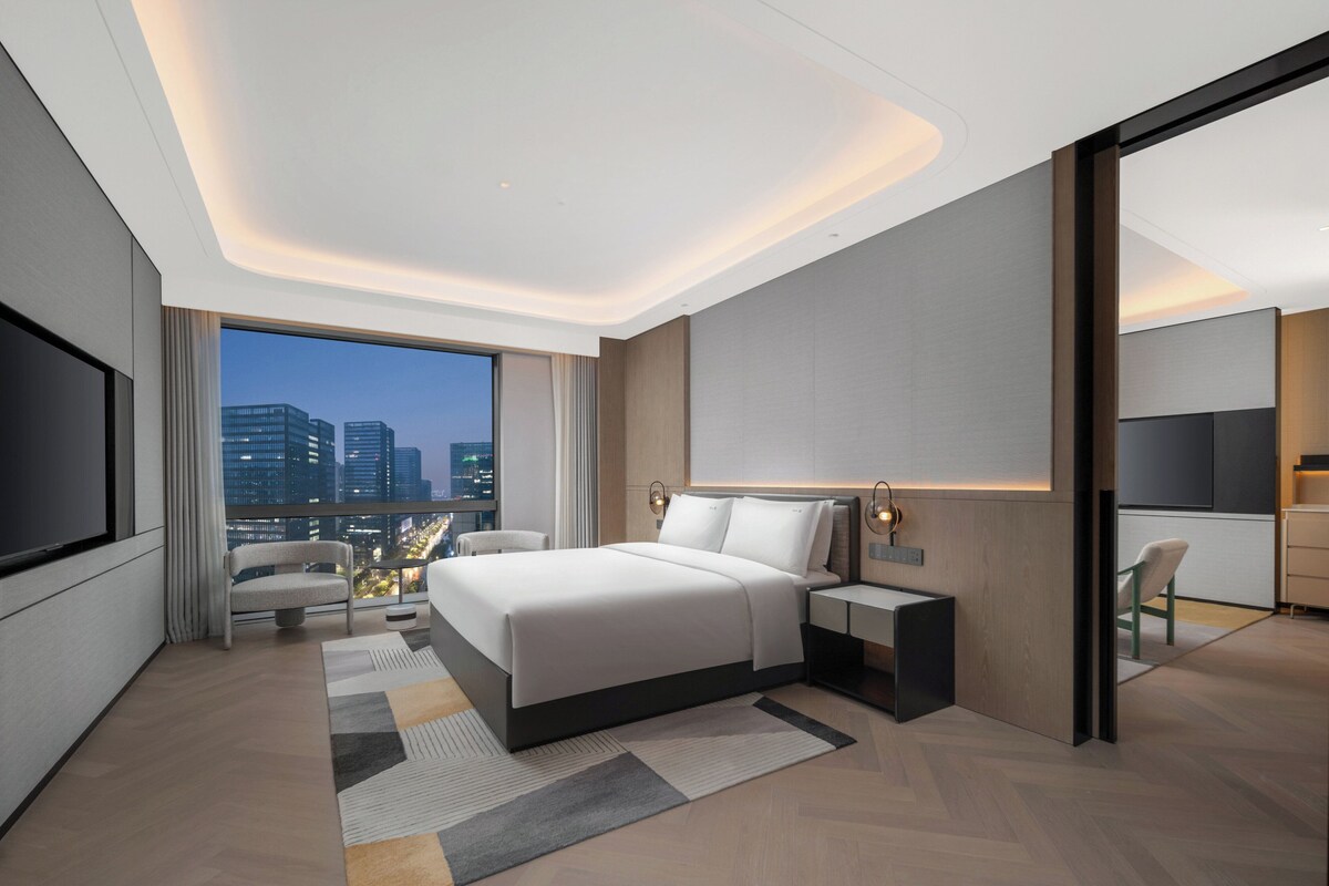 Suite, 1 kamar tidur | Brankas, tirai kedap cahaya, Wi-Fi gratis, dan seprai linen