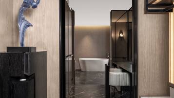 Une salle de bain moderne avec un sol en marbre, une baignoire sur pieds et un design minimaliste.