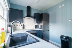 Geladeira, micro-ondas, fogão, cooktop