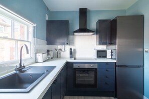 Een koelkast, een magnetron, een oven, een kookplaat