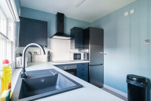 Refrigerador, microondas, horno y parrilla de estufa 