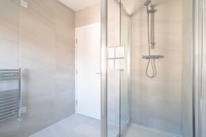 Shower, hair dryer, towels, shampoo