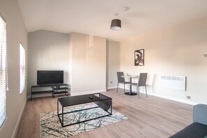 TV, offices - Charming 1 Bedroom Apartment in Central Liverpool (Liverpool)