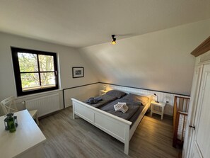2 bedrooms, iron/ironing board, free WiFi