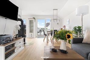 Televisión, chimenea, biblioteca musical y estéreo