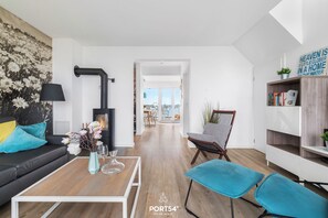 Fernseher, Kamin, DVD-Player, Bücher