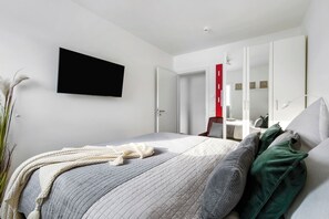 2 slaapkamers, een strijkplank/strijkijzer, reisbedje, gratis wifi