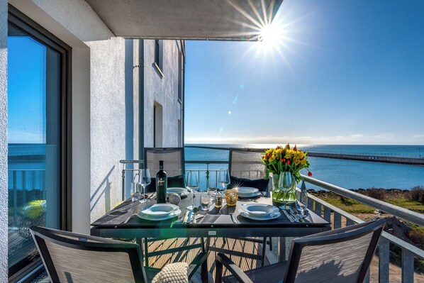 Outdoor dining - Ocean View 14 - balcony, barbecue, fireplace, shower, elevator, underground parking space (Olpenitz)