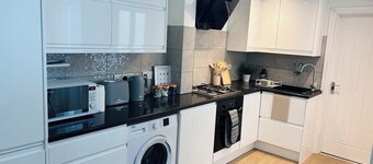 Cosy 3 Riverside home- Sleeps 5- Local to Burton Town, EastMids Airport & Parks!
