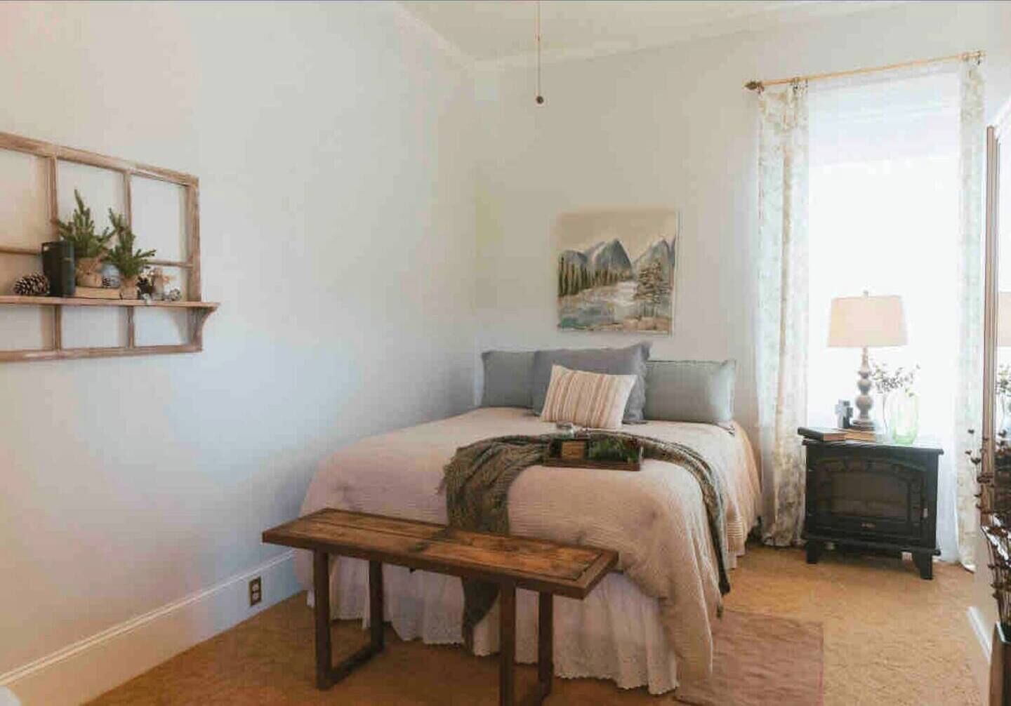 This boutique hotel is a 1 bedroom(s), 1 bathrooms, located in Central Point, OR.