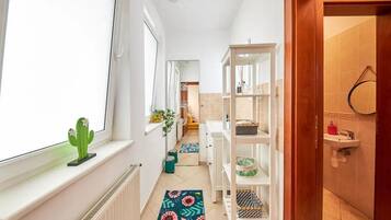 Een haardroger, handdoeken, zeep, toiletpapier