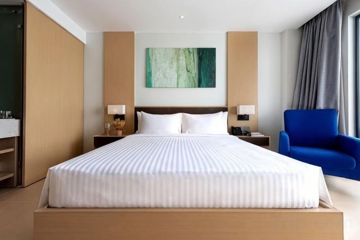 Premium bedding, pillowtop beds, desk, soundproofing