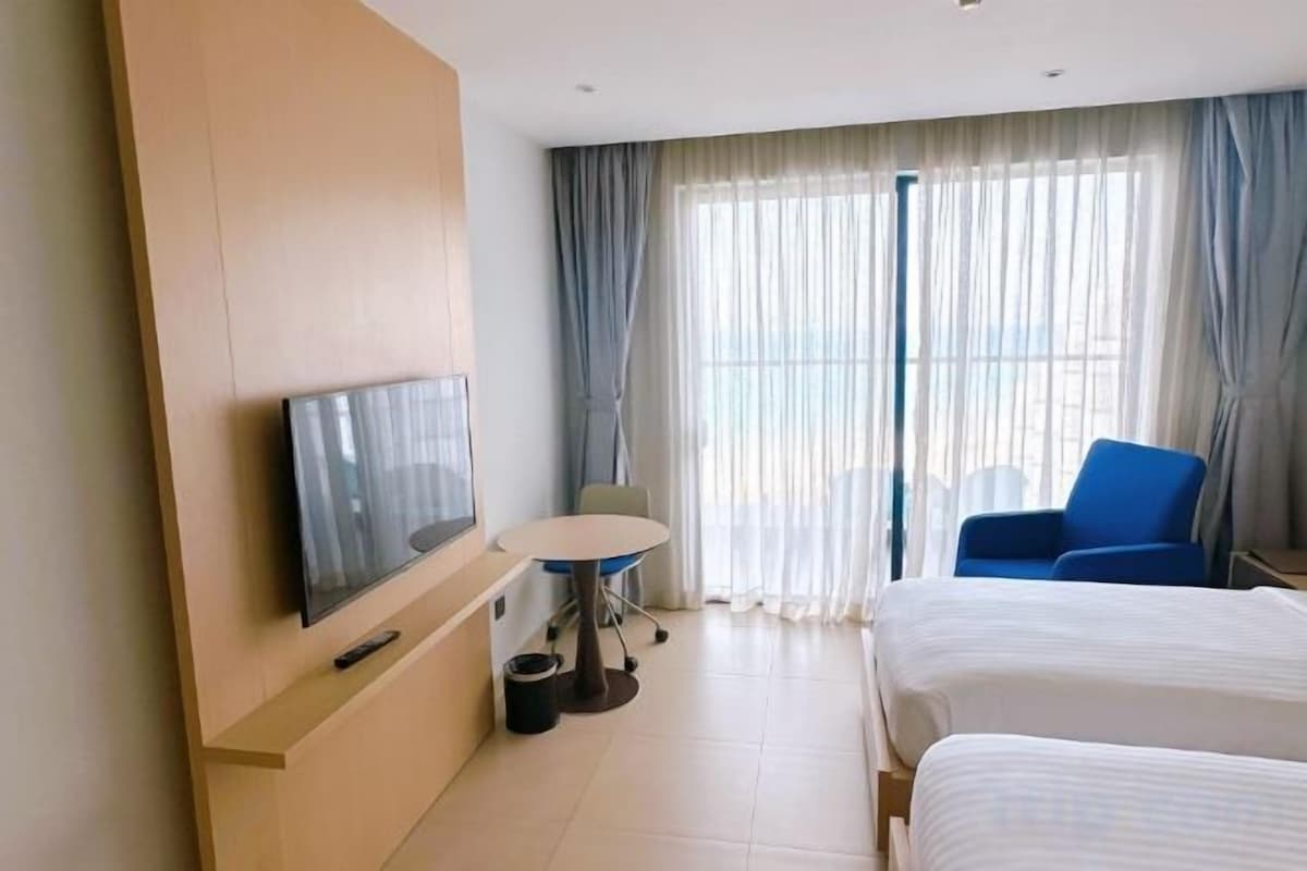 Premium bedding, pillowtop beds, desk, soundproofing