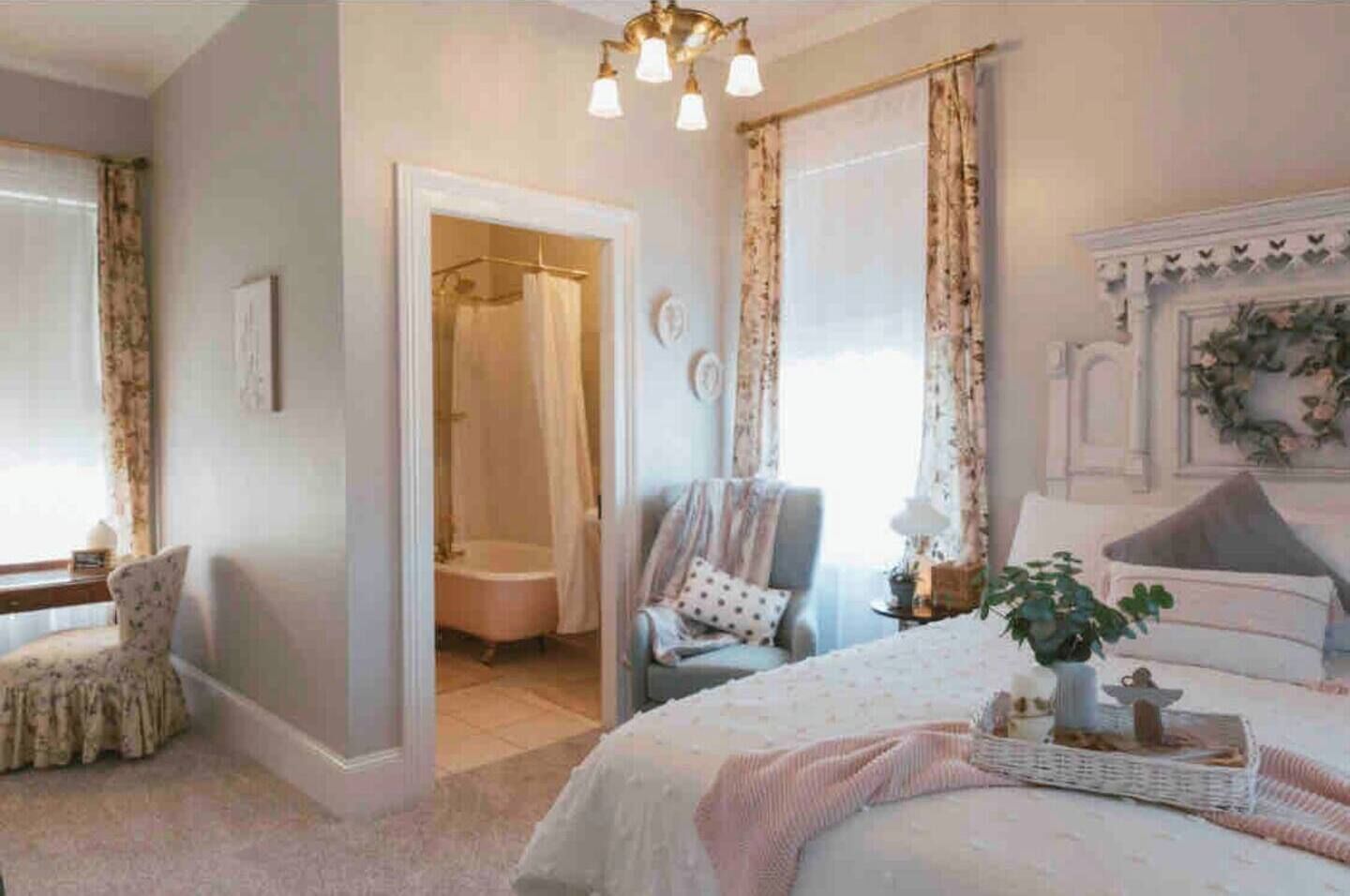 This boutique hotel is a 1 bedroom(s), 1 bathrooms, located in Central Point, OR.