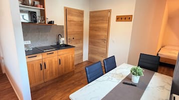 Luxury Apartment | Ruang tamu | TV