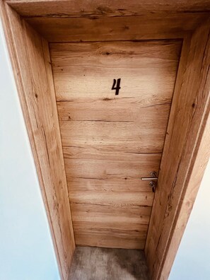 A wooden door with the number 4, a keyhole, and a door handle. - PJ Hotel Cerklje - 5min to Airport - Free Parking (Cerklje na Gorenjskem)