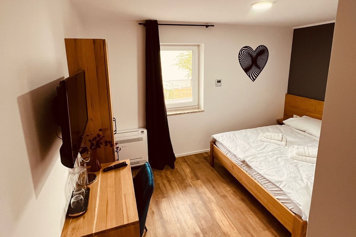 Singola luna di miele, vista città | 1 camera, Wi-Fi gratuito, lenzuola
