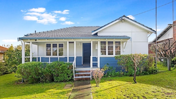 A single-story house with a front porch, a small front yard, and a clear blue sky. - Park Rise Cottage: Your Cozy Coastal Escape in Busselton (Busselton)
