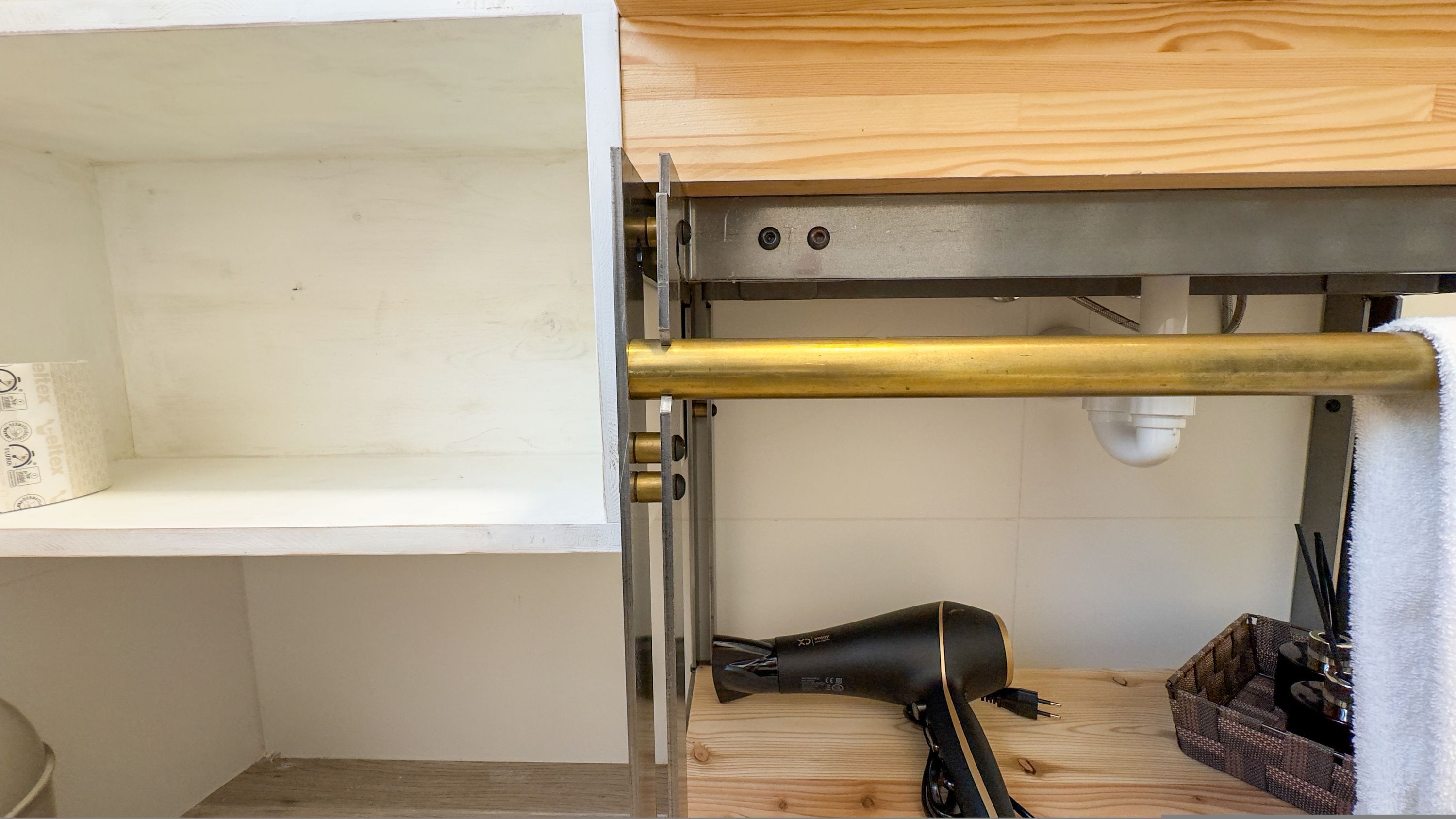 Una cocina con encimera de madera, un secador negro y una toalla blanca.