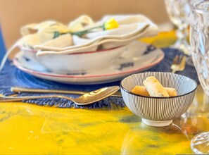 A dining table with a bowl of bread and a plate with a napkin. - Ca de la Corona - Moeca by Ca-sa Check (Chioggia)