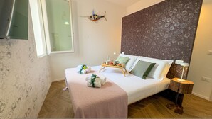 Ein Schlafzimmer mit einem Bett, einem Nachttisch und einem Beistelltisch.