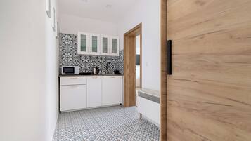 Apartment, 1 Bedroom, Kitchen | Private kitchen | Fridge, microwave, stovetop, coffee/tea maker