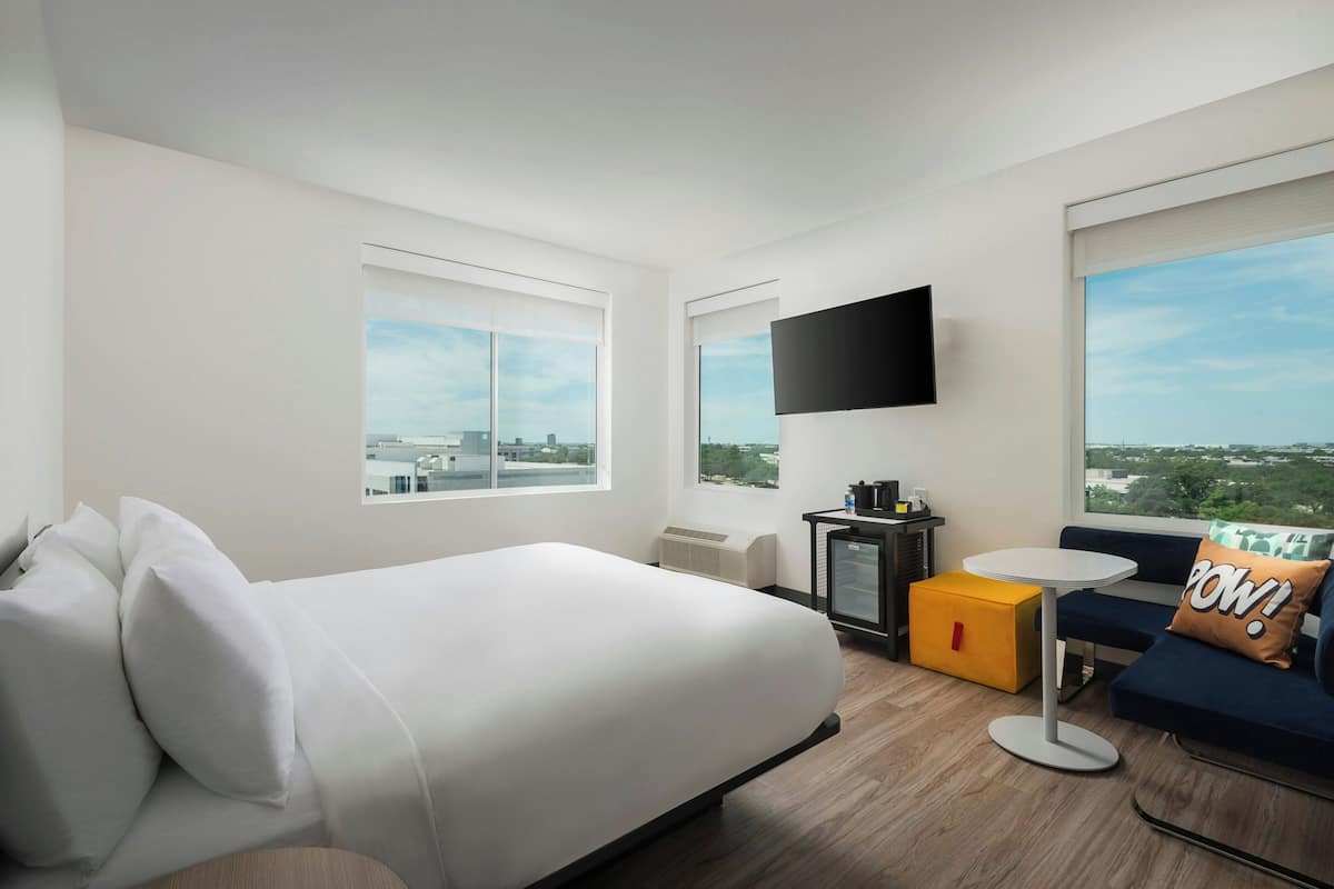 Breezy, Room, 1 King Bed, Corner