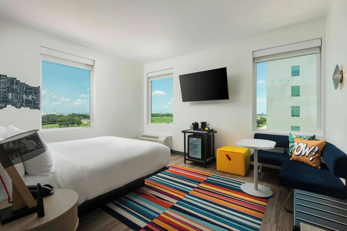 Room, 1 King Bed, Corner