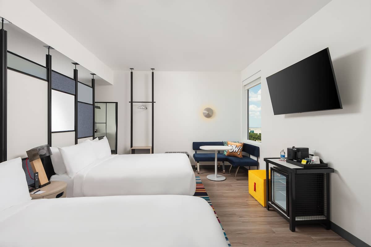 Ropa de cama de alta calidad y caja de seguridad en la habitación