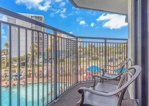 Innendørsbasseng og et oppvarmet basseng