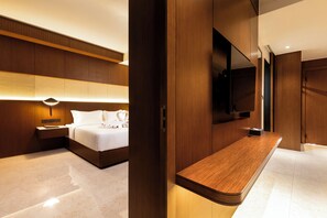Suite Comfort, 1 kamar tidur, Bebas Asap Rokok, balkon | Brankas, meja kerja, ruang kerja ramah laptop, dan setrika/meja setrika