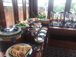 Frukost, lunch och middag serveras