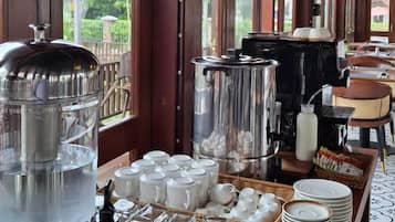 Se sirven desayunos y cocina asiática (con vistas a la piscina)